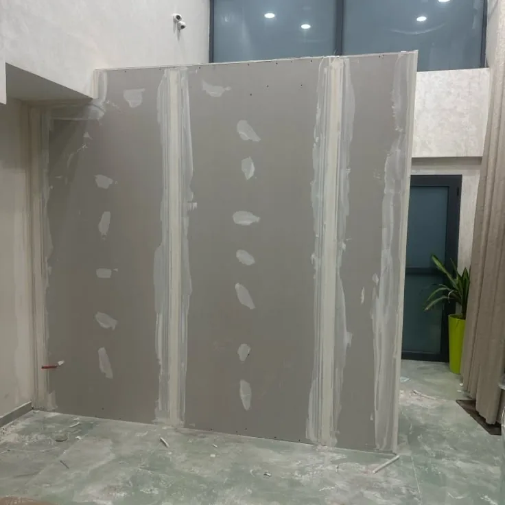 IMAGEN: hombre de unos 35 años armando su primer muro de práctica en el sala de su casa