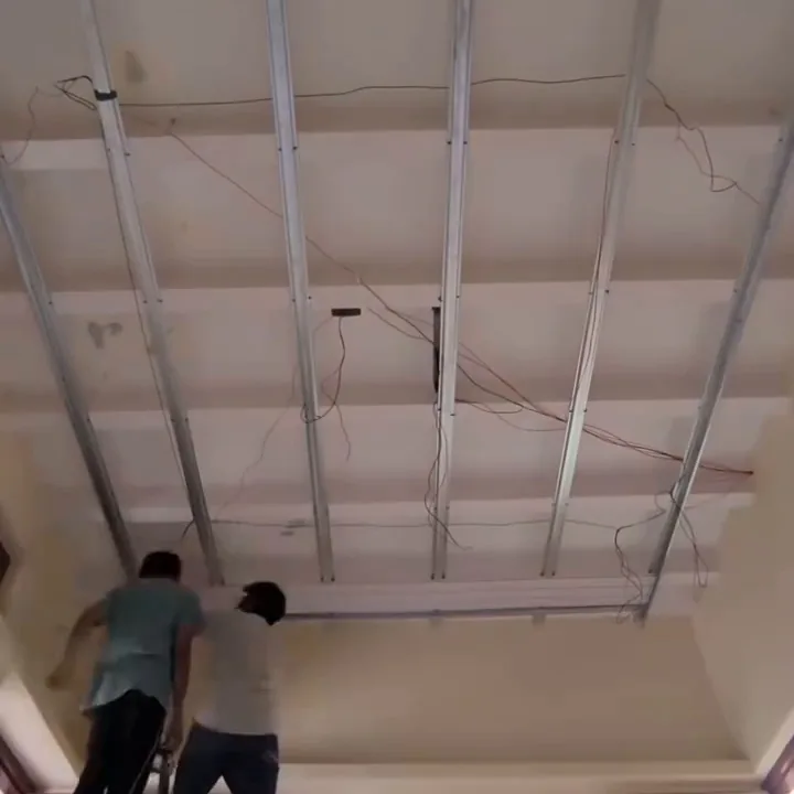 IMAGEN: ayudante de obra con casco midiendo un plafón con flexómetro