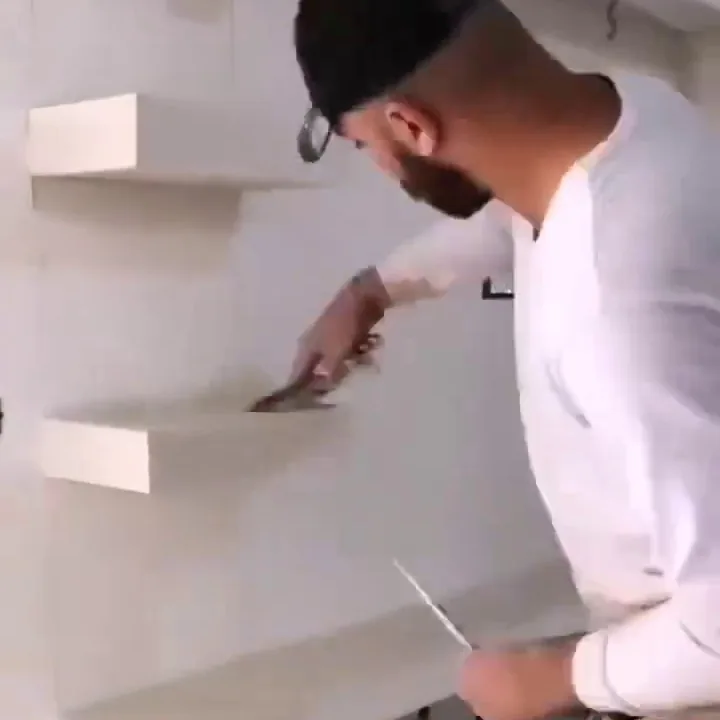 IMAGEN: tablaroquero terminando un centro de entretenimiento en la casa de un cliente un sábado a la mañana