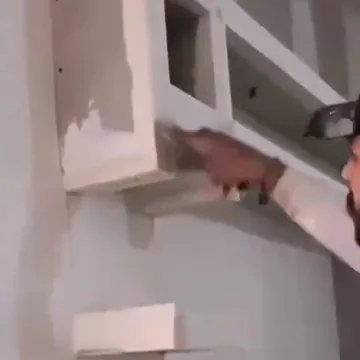 IMAGEN: el paso 1 de 3 del método, en una miniatura redonda — manos atornillando una tablero